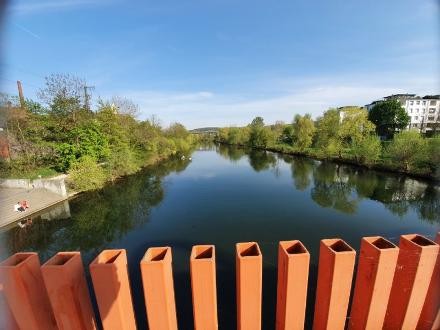 Brücke bei dem Landschaftspark Bruckenwasen mit Blick auf den Neckar