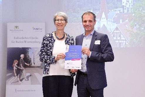 Staatssekretärin Elke Zimmer überreichte Bürgermeister Frank Buß am 24. Juli im Rahmen der landesweiten Auftaktveranstaltung in Stuttgart die Urkunde zur Teilnahme an den Fußgänger-Checks.