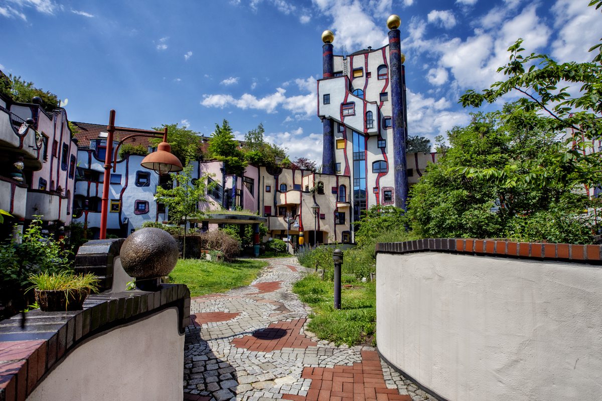 Blick auf das Hundertwasser-Wohnhaus Plochingen